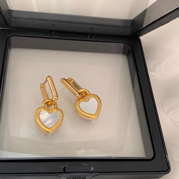 Double Sides Shell Heart Earrings | 18K Yellow Gold Plated NEW - Picture 4 of 6